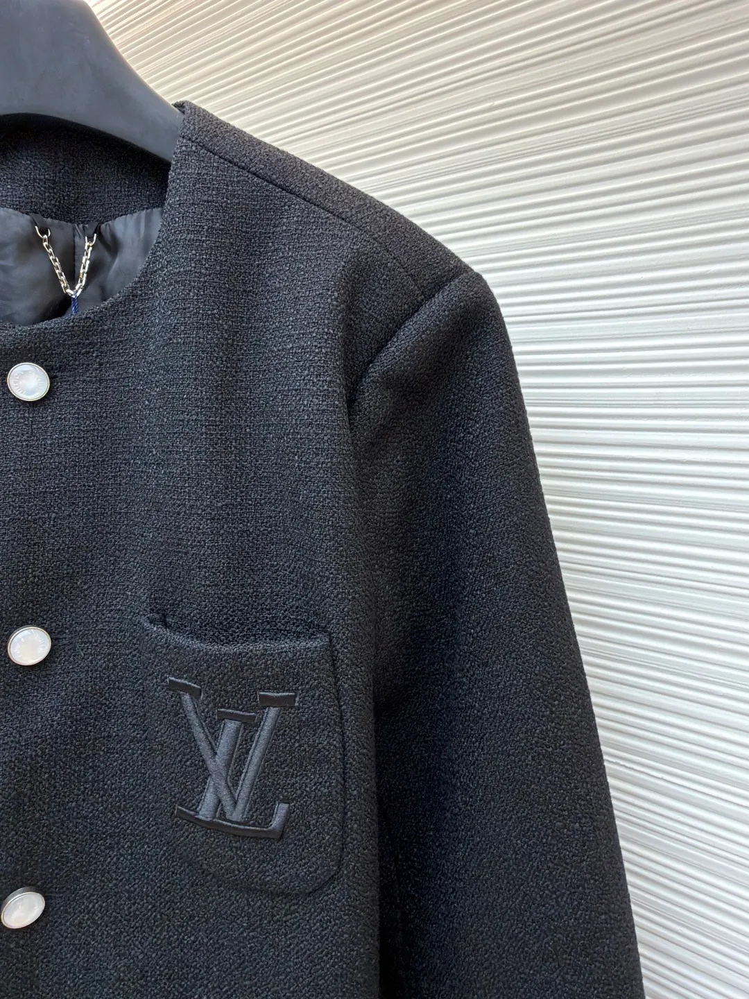 LOUIS VUITTON Pocket embroidered single-breasted jacket ●Original version: Purchased and developed by 34690 ●Item number: 1681733-B90 ●Fabric: cotton fabric ●Technology: embroidery production ●Color: black ●Version: fitted version ●Weight: about 1165 grams ●Size: 46-48-50-52 ●Description: The fabric is made of 100% pure cotton yarn knitted jacquard fabric. The skin-friendly and comfortable knitted jacquard technology gives the fabric a unique texture and texture, highlighting its quality; Marque L.Vuitton on the chest pocket The Déposée logo is embroidered with delicate stitching, clear patterns, and distinctive brand features; the inside is made of custom-woven gray checkerboard cupro fiber, which is breathable and skin-friendly. The custom-woven process ensures a perfect fit with the jacket, showing exquisite craftsmanship and high-end quality from the outside to the inside; the tailoring process shapes the version, with smooth lines and fits the body shape, showing a neat fashion sense. Pearlescent buttons have a soft luster, high-grade texture, and precise installation, matching the overall style. The overall wiring is straight and delicate, the fabric is comfortable and soft, and the color is consistent without color difference. It can be matched with the same style to create a fashionable look and control various occasions. Customized accessories, complete with three standards, same style for men and women!